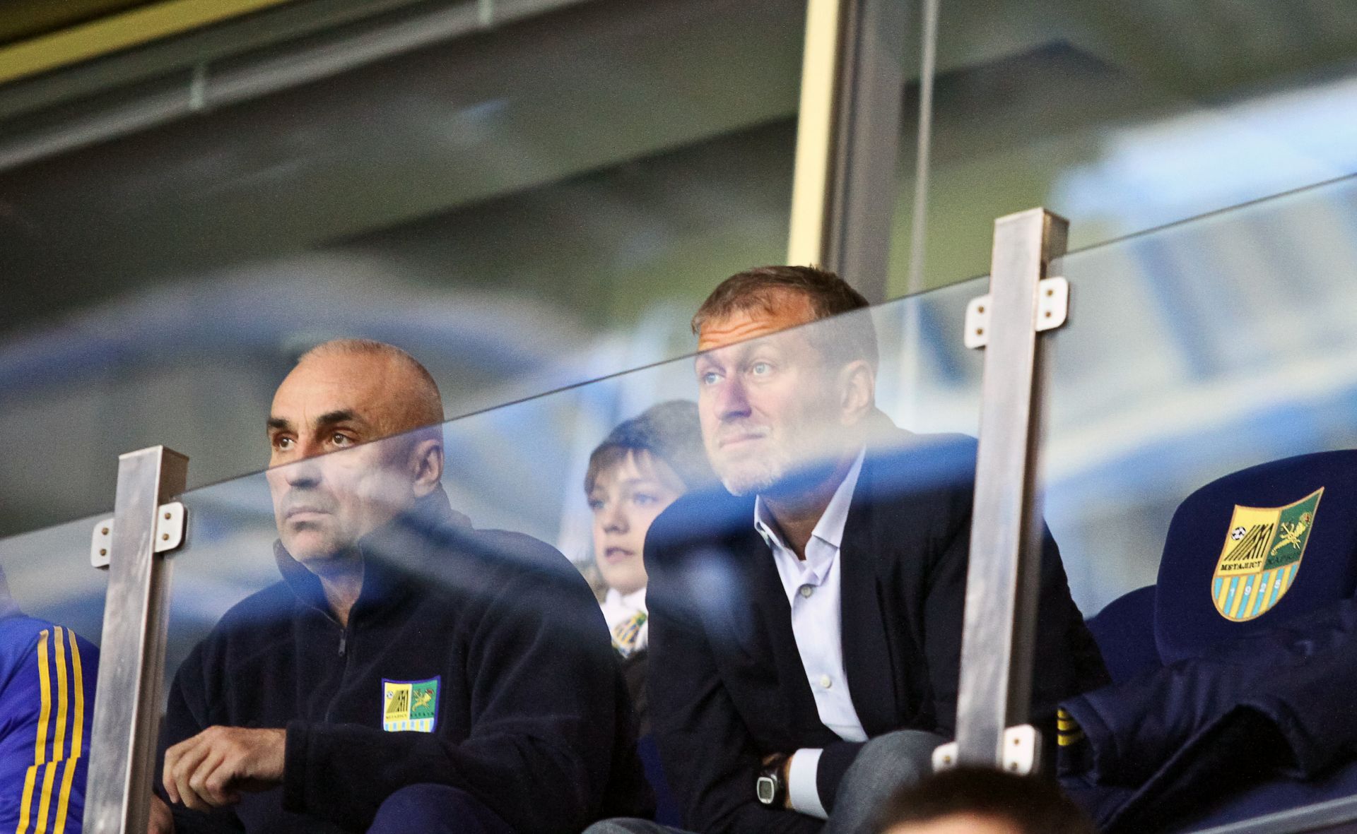 Абрамович (вдясно) обича да гледа футбол и дори си купи отбор в Англия