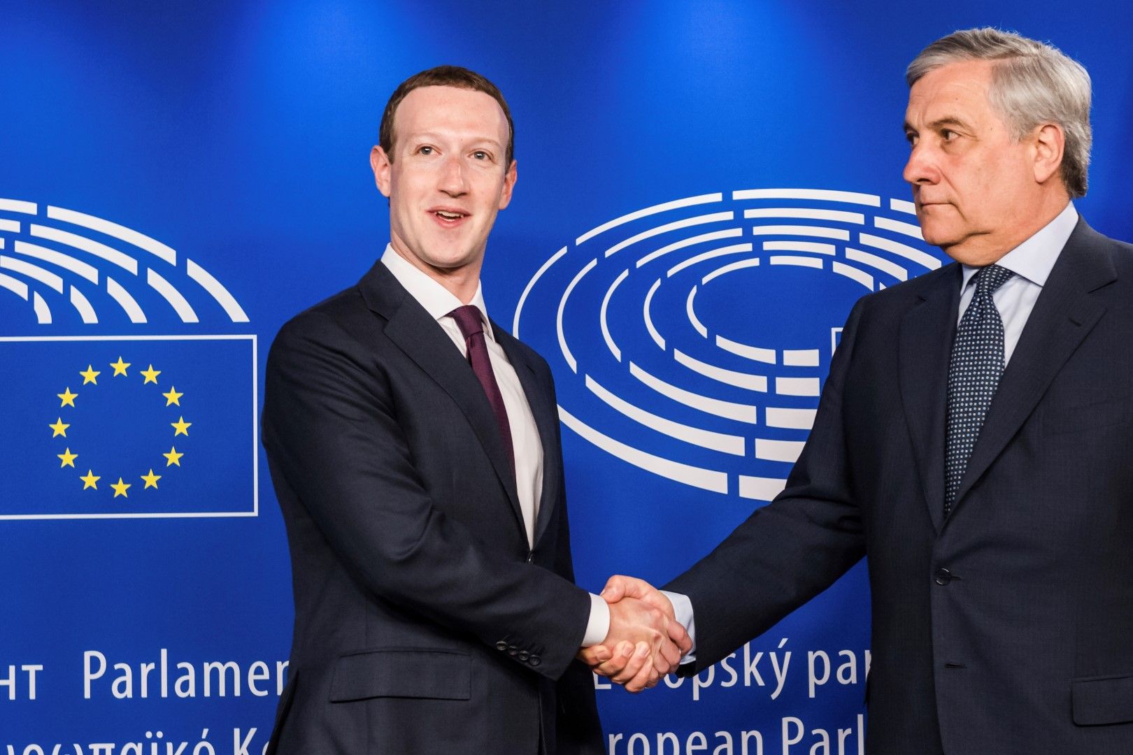 Създателят на Фейсбук Марк Зукърбърк бе посрещнат от председателя на ЕП Антонио Таяни. В ЕП Зукърбърк призна злоупотребите във фейсбук 
