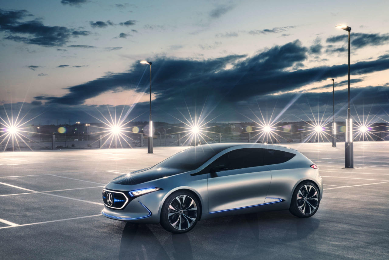 Mercedes показа електрическия хечбек Concept EQА в движениe