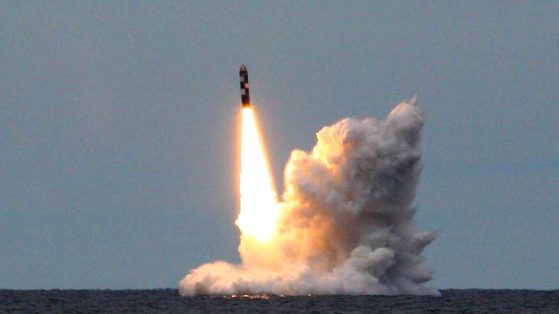 Русия проведе учения на стратегическите си ядрени сили и изстреля балистични ракети