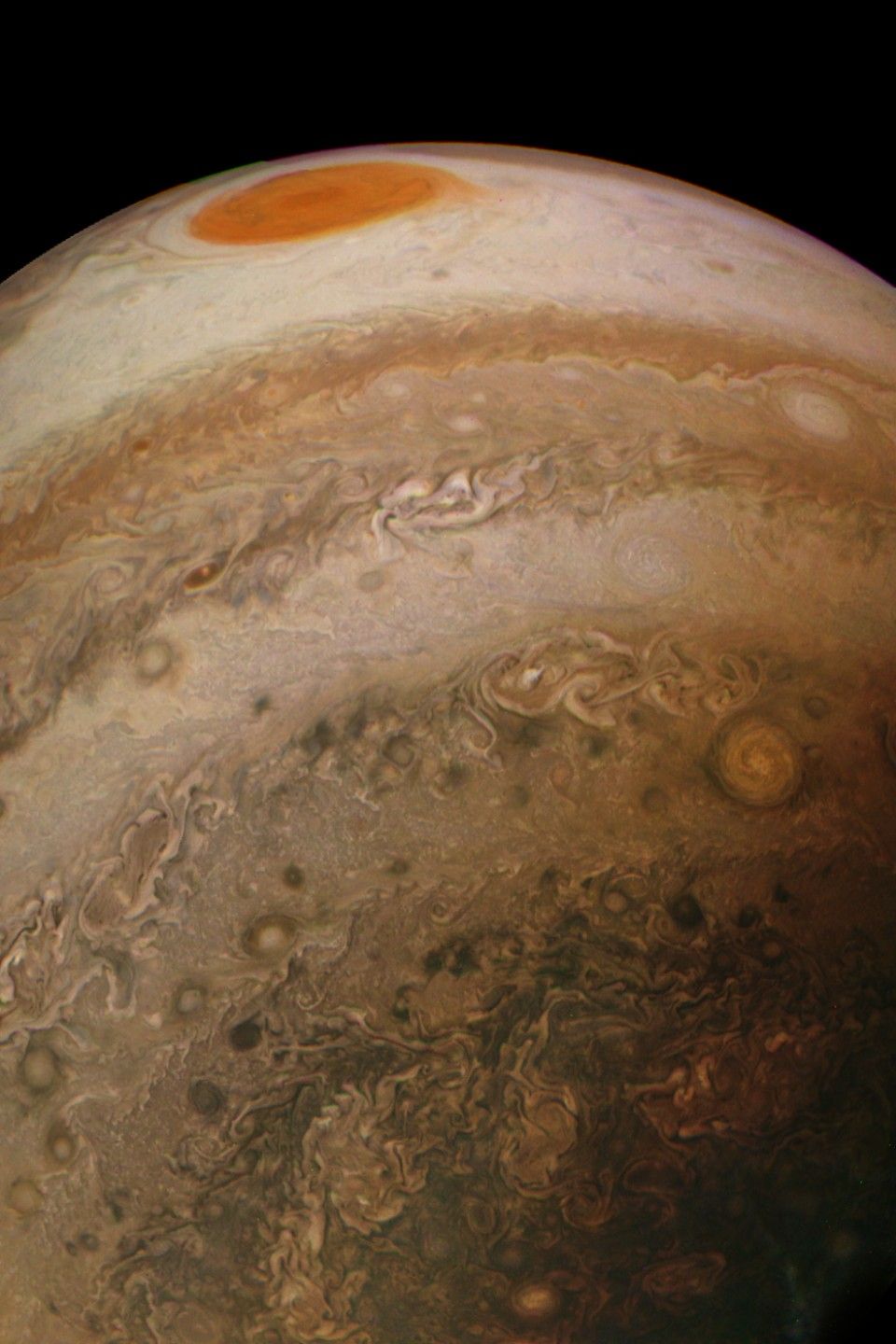 Юпитер е пълен с бури