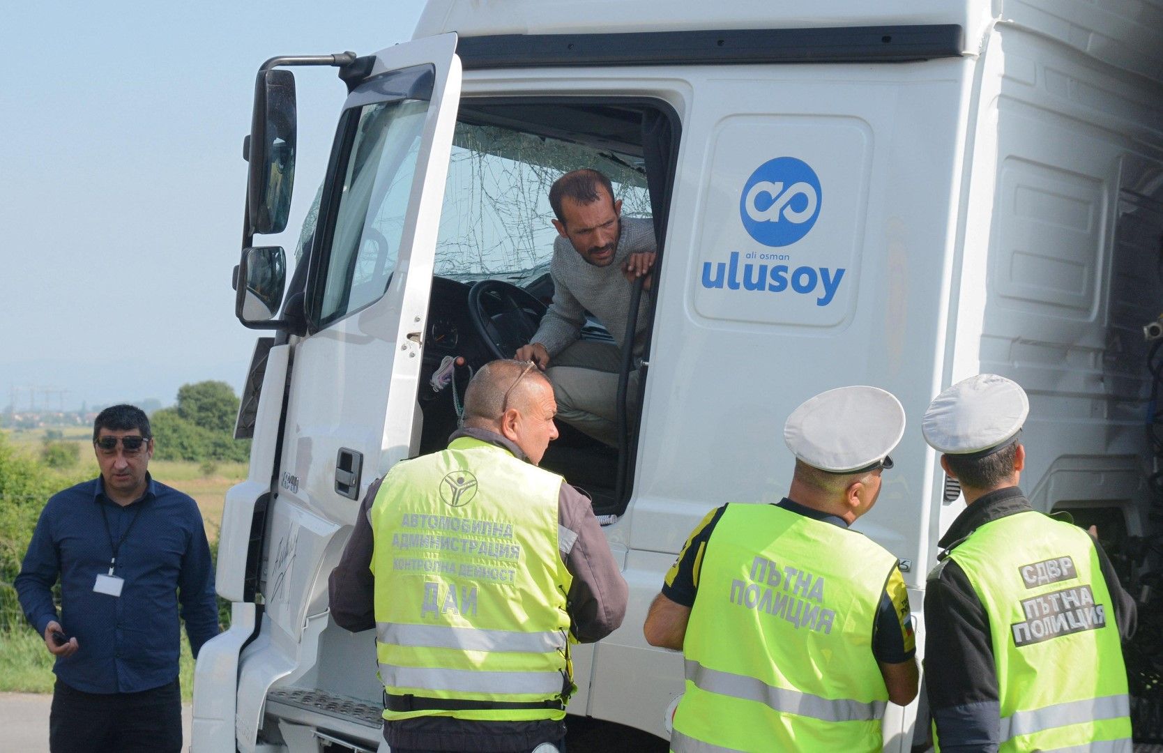 Шофьорът на турския ТИР, помел и обърнал автобус на "Тракия"