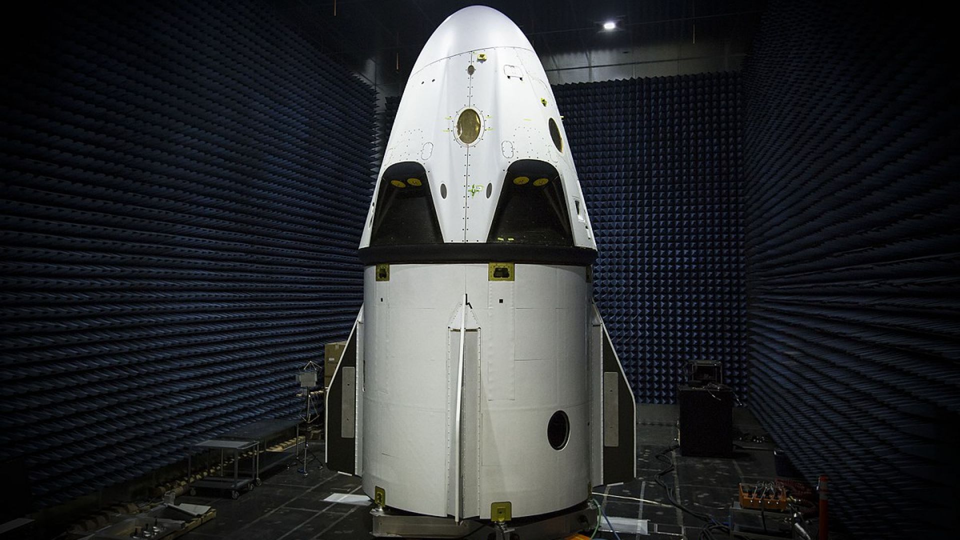 SpaceX показа пилотираната си капсула