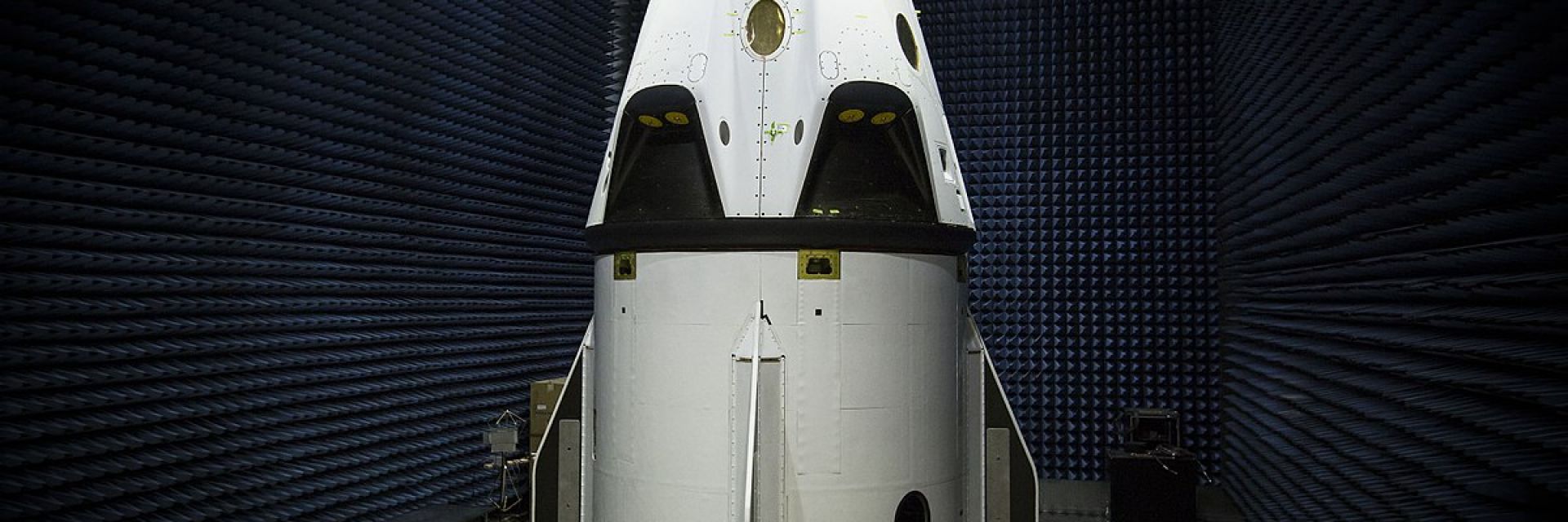 SpaceX показа пилотираната си капсула