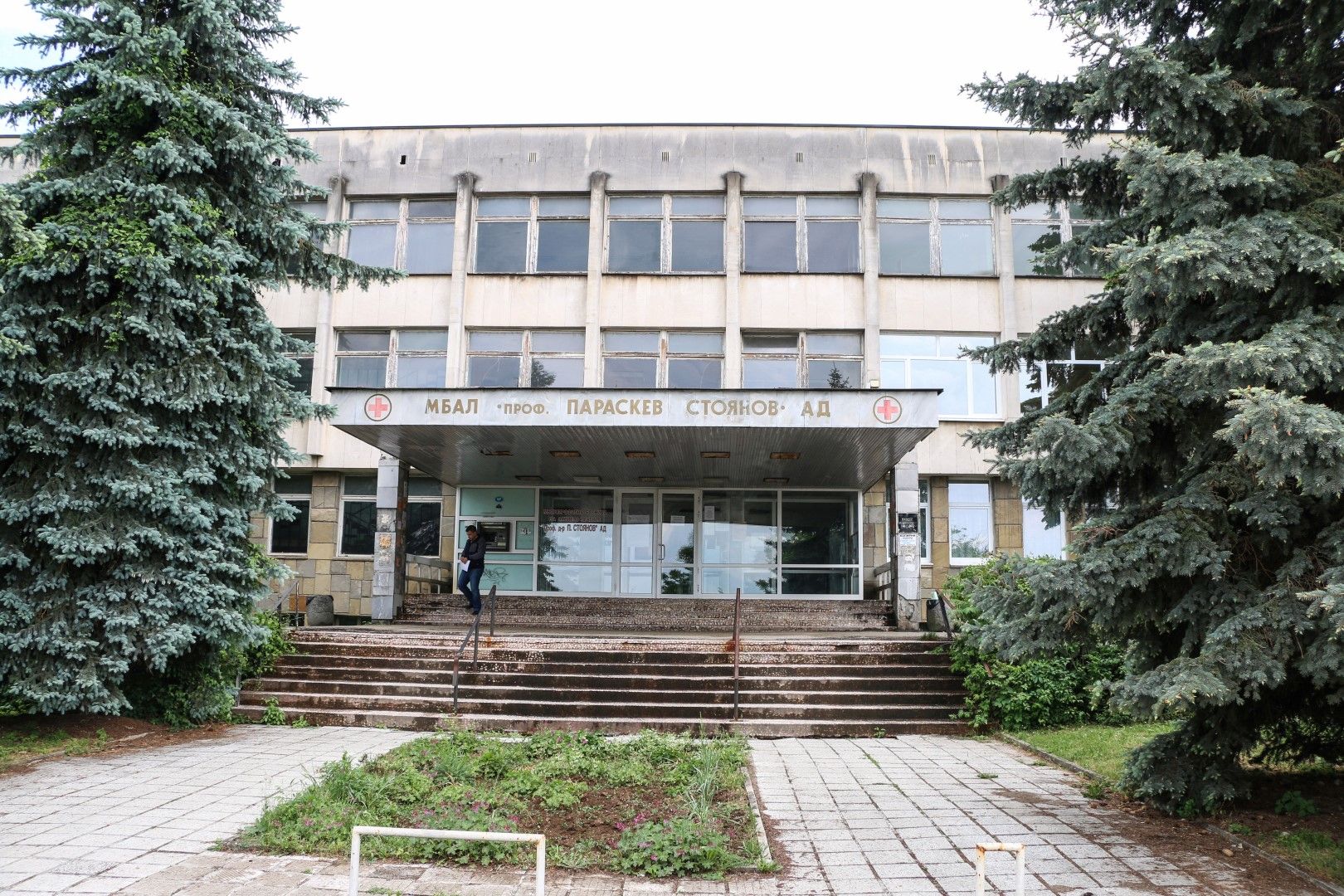 Медиците от болницата в Ловеч и техните колеги от Враца не са получавали заплати от февруари