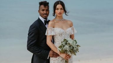 Сексапилният модел Шанина Шейк се омъжи в прозрачна рокля на Бахамите
