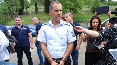 Нова версия за откритите пари и пистолет в касата на шефа на КАТ-Благоевград