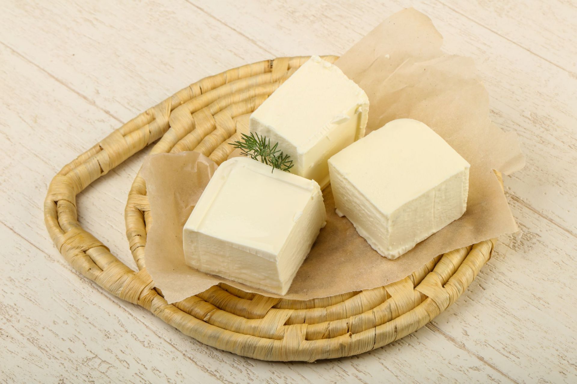 Поне до края на годината е срокът за производители да спасят популярни български марки кисело мляко, кашкавал, лютеница, сирене
