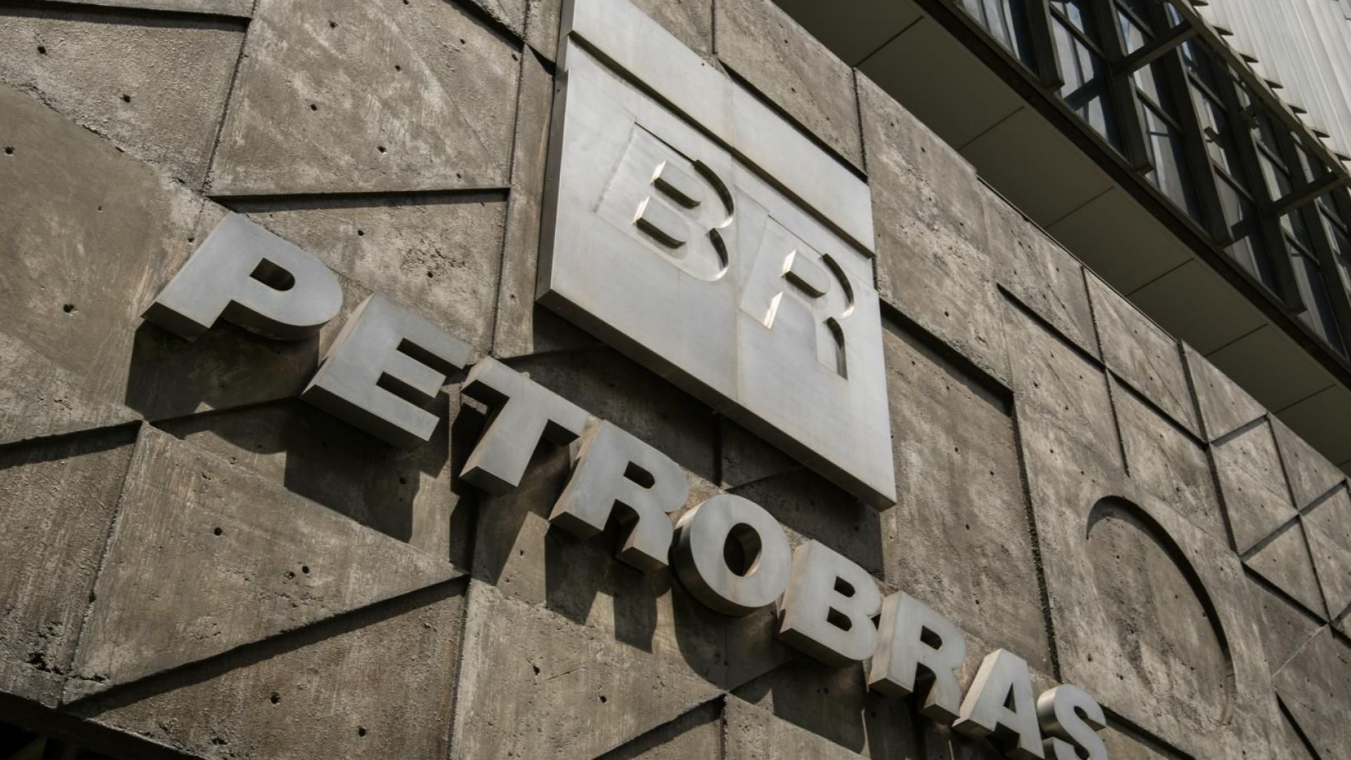 Акциите на бразилската  Petrobras рухнаха
