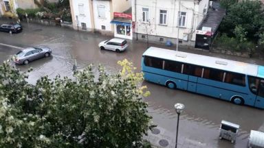 Проливен дъжд и градушка като лешник удариха Ловеч