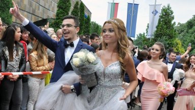 С 30 са поскъпнали празничните куверти за абитуриентите тази година