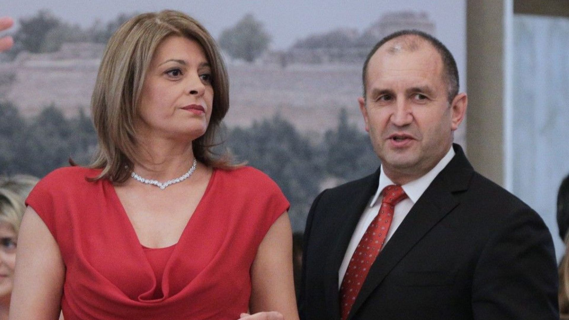 Десислава Радева неотразима в червено на приема на президента