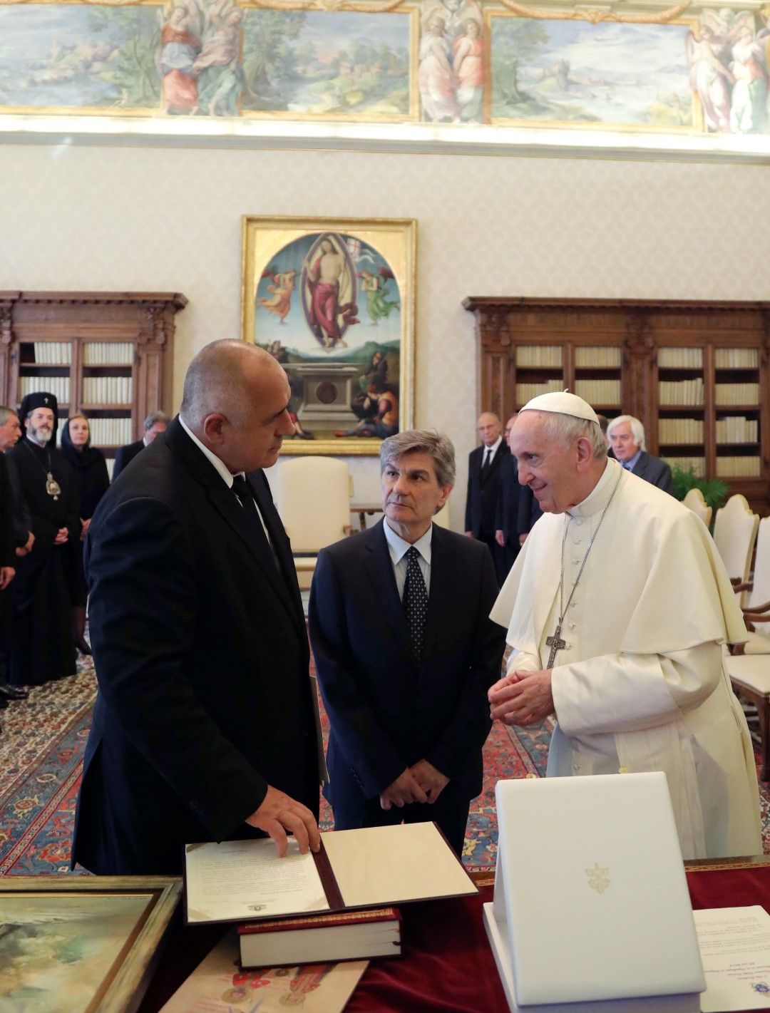 Премиерът поднесе на папата подаръци