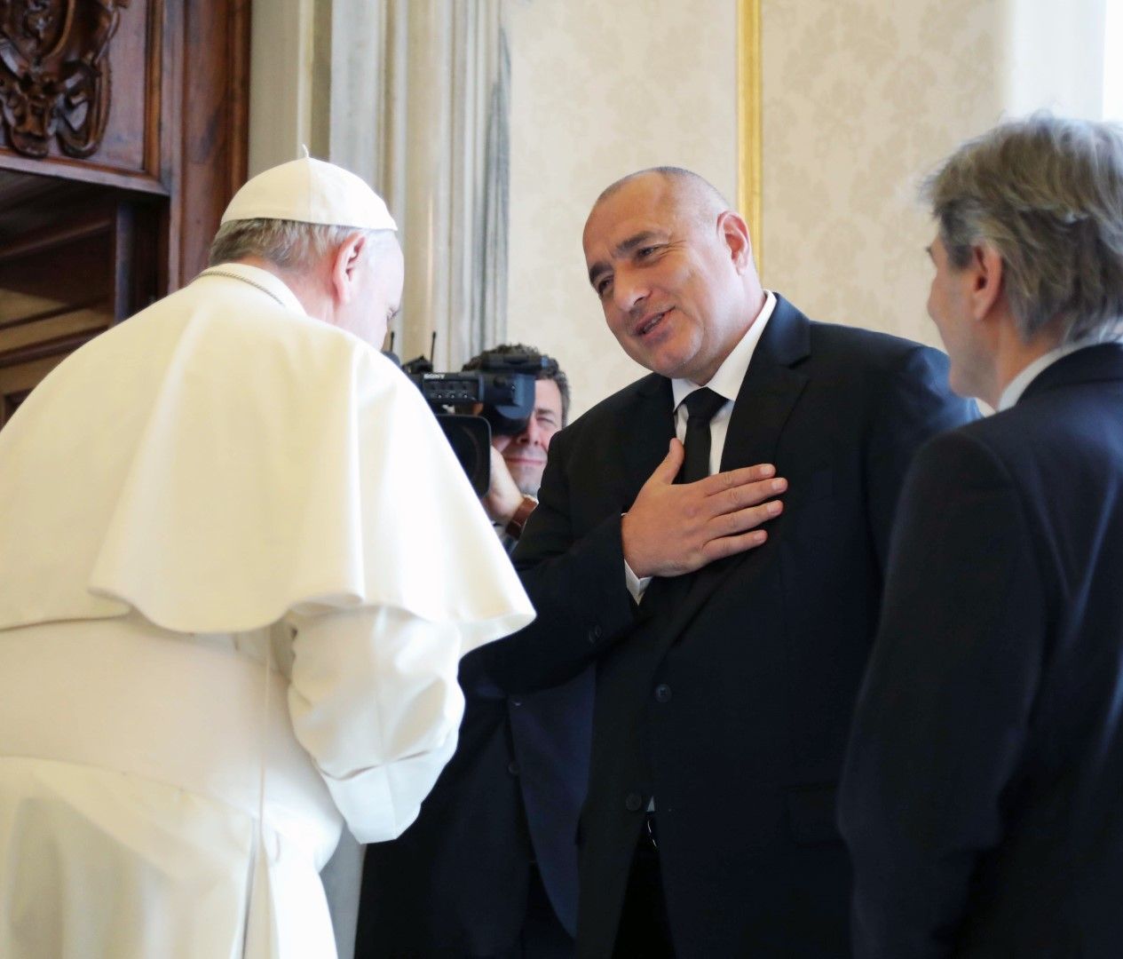 Бойко Борисов връчи на папа Франциск писмена покана да посети България