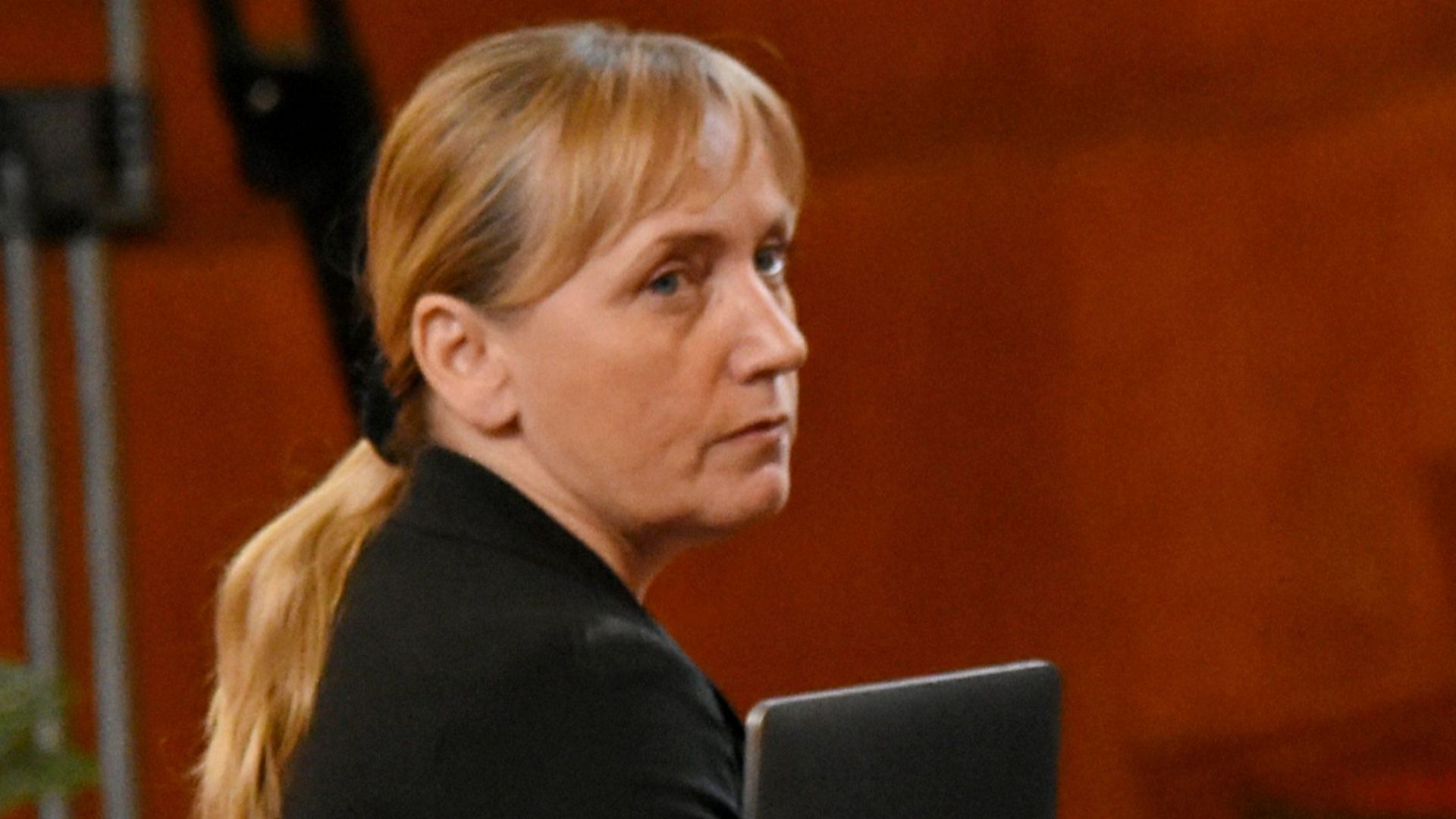 Депутатката от БСП Елена Йончева хвърли микрофона си в студиото