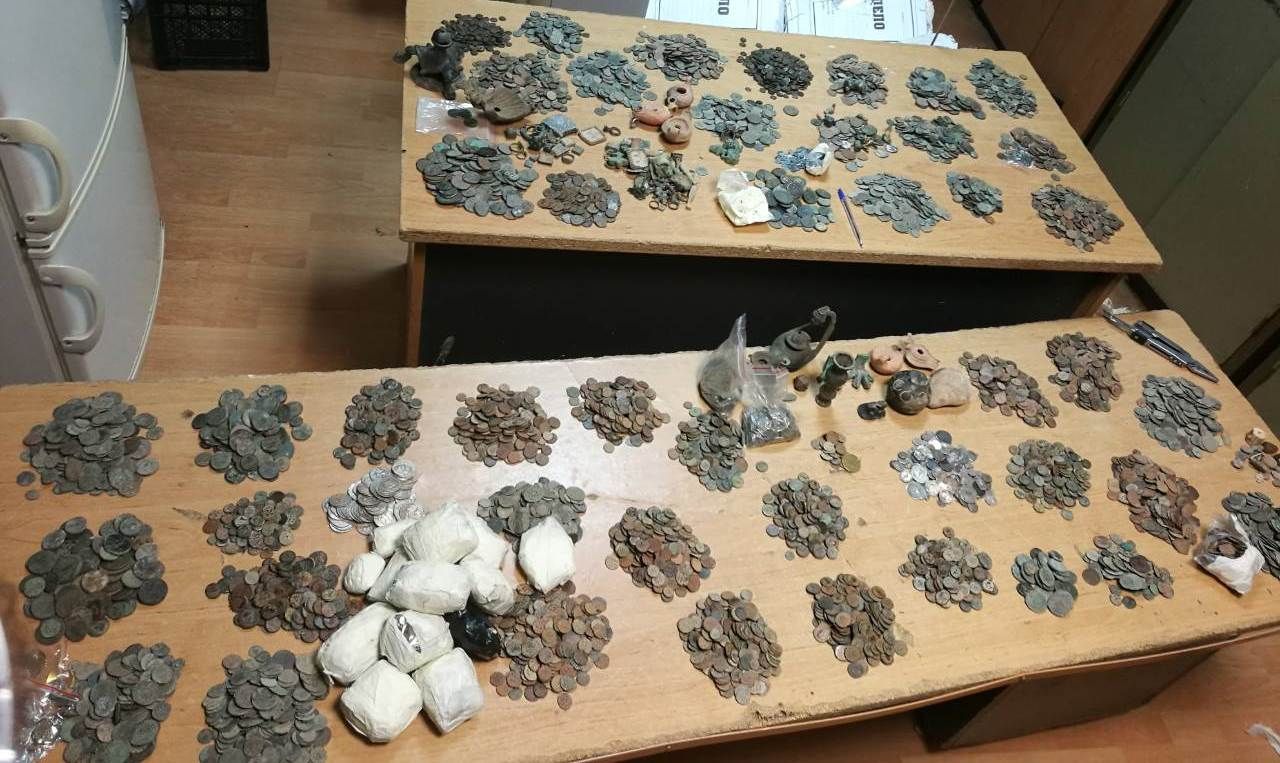 Открити са над 30 кг различни по вид старинни изделия - 11 037 монети, 87 фигури, 35 пръстена и 19 изделия от камък