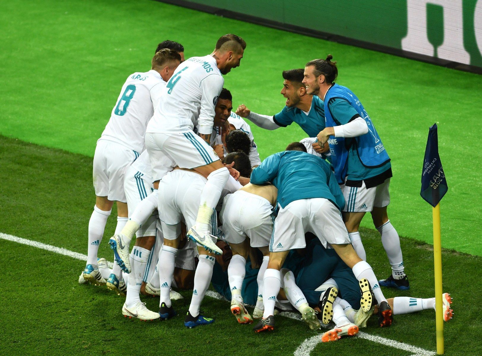 "Реал" ликува след куриозния гол на Бензема