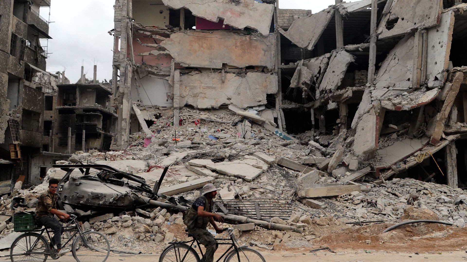 Най малко девет цивилни сред които пет деца загинаха днес в