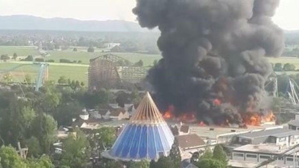 Ръководството на "Европа парк" в Twitter съобщи, че пожарът е започнал близо до парка
