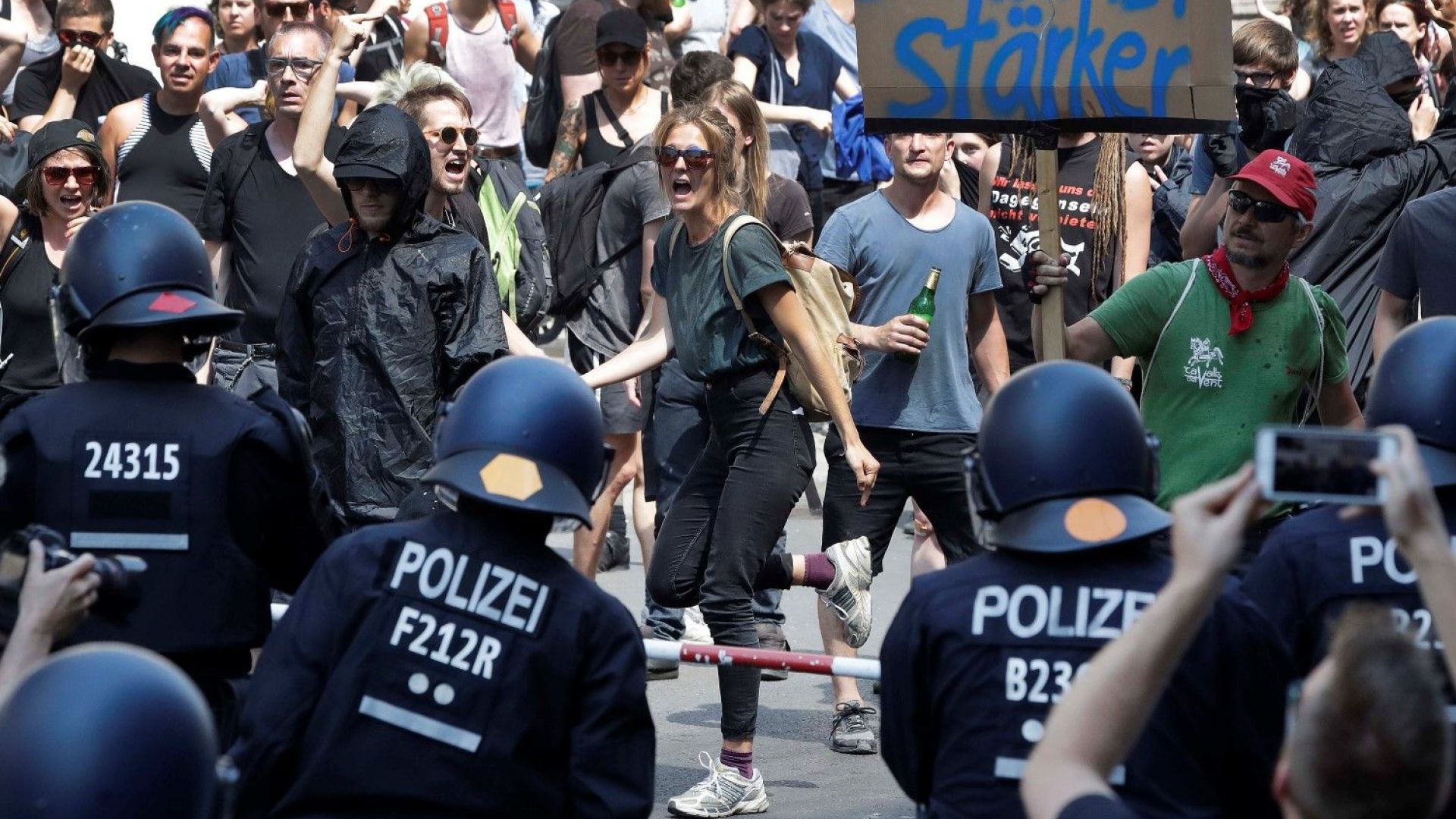 Крайнодесни на протест в Берлин срещу исляма и Месут Йозил