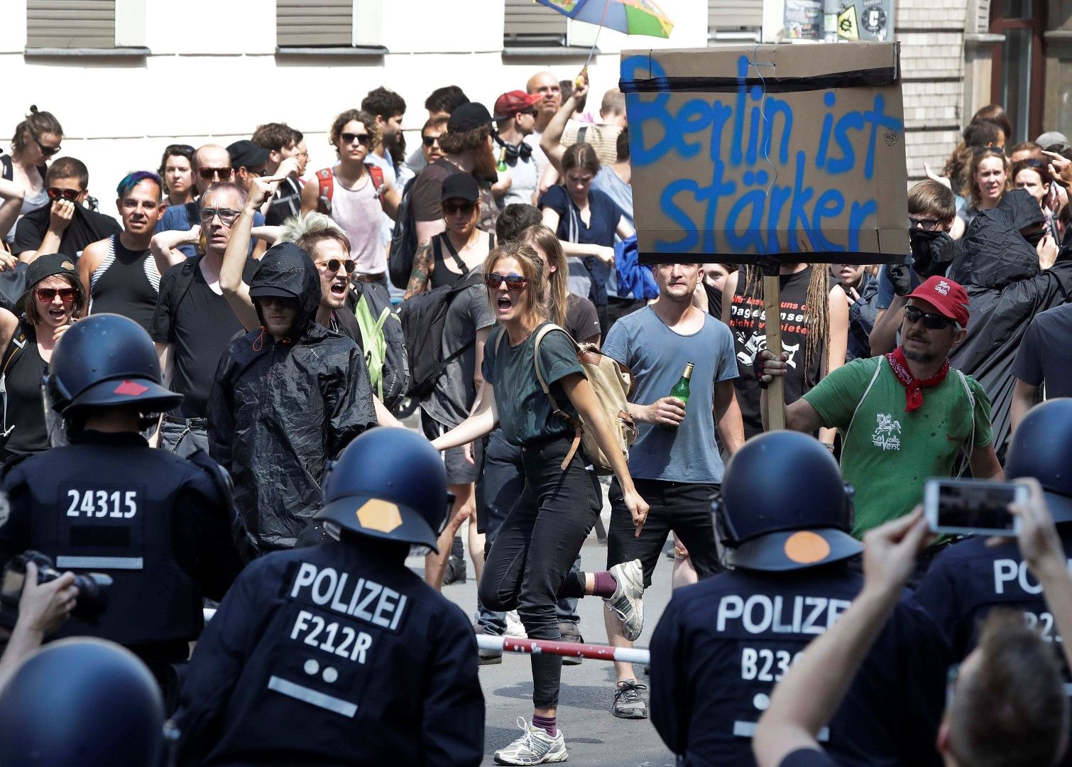 Десетки полицаи се изправиха срещу протестиращите