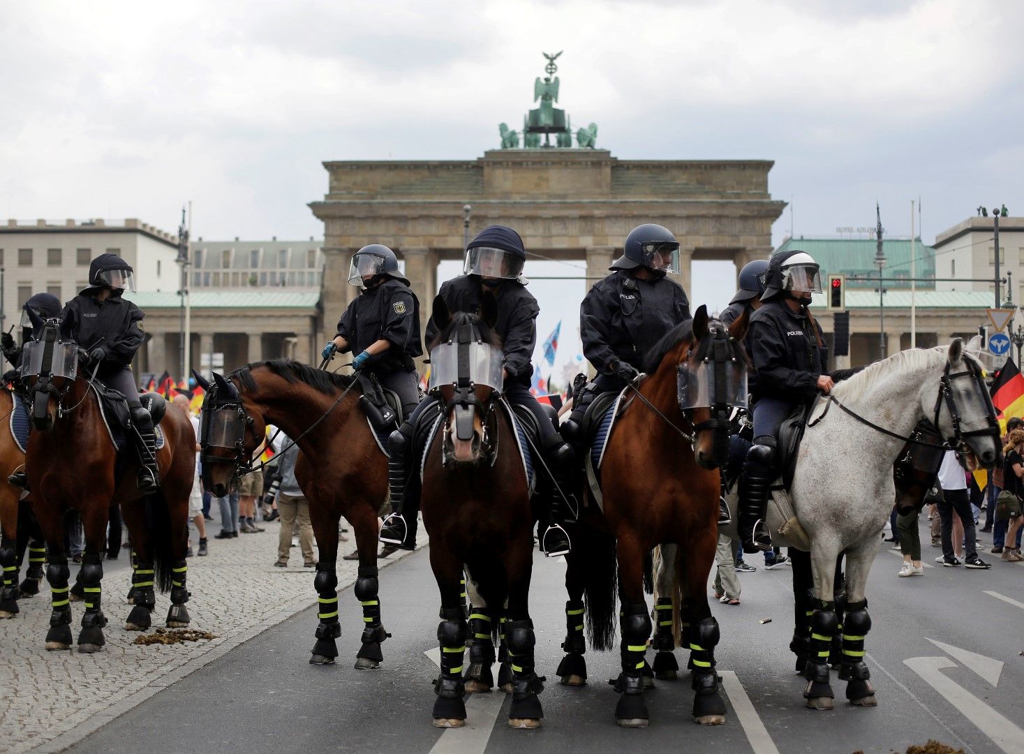 Дори конни полицаи се грижеха за реда в германската столица