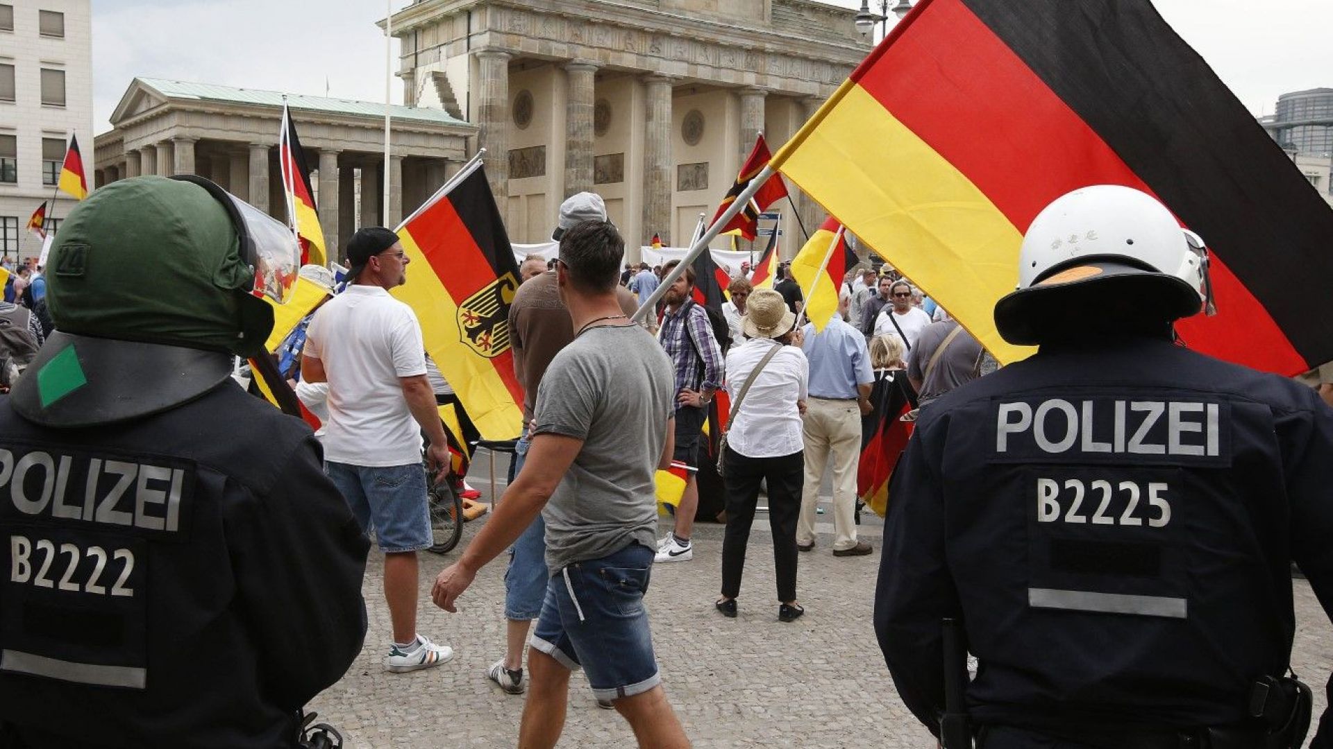 Две хиляди полицаи пазят реда на партиен форум в Германия