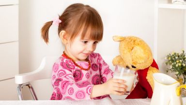 Лекари препоръчват пълните деца да пият половин литър мляко дневно