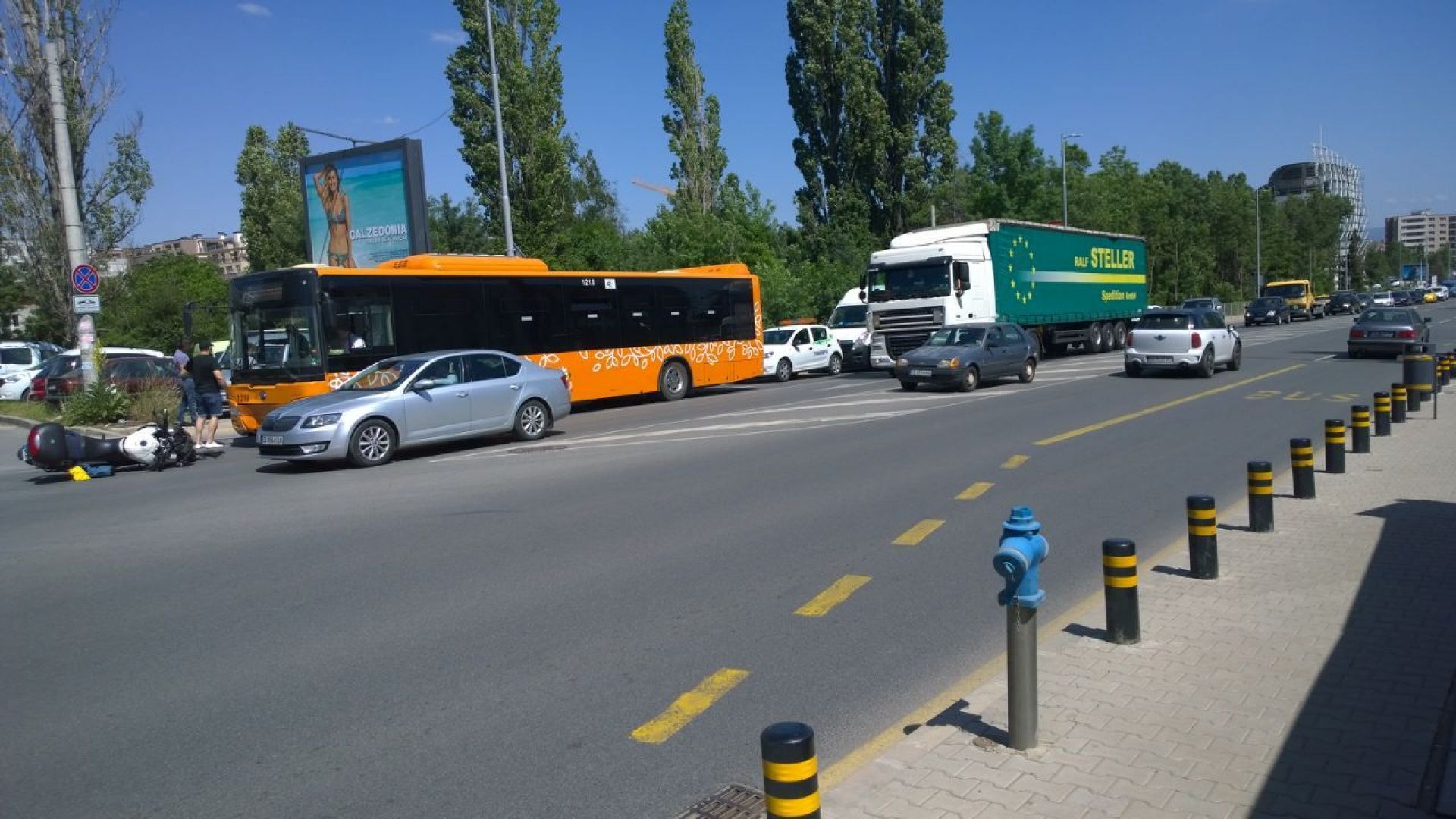Сблъсък между джип, мотор и автобус в столицата (снимки)