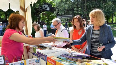 Фандъкова купи книги за внуците си от "Пролетният базар на книгата“