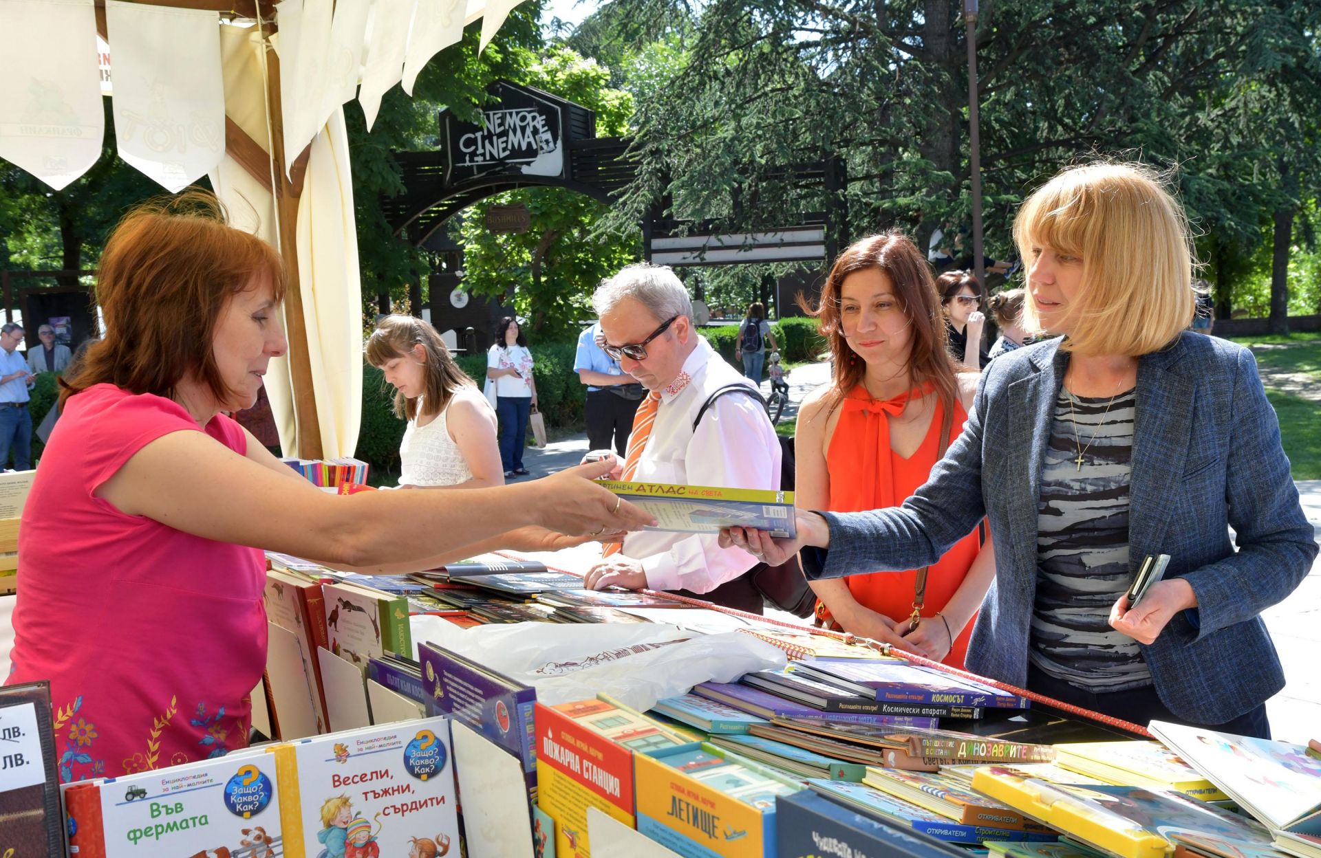 Кметът Йорданка Фандъкова откри тазгодишното издание на "Пролетният базар на книгата"