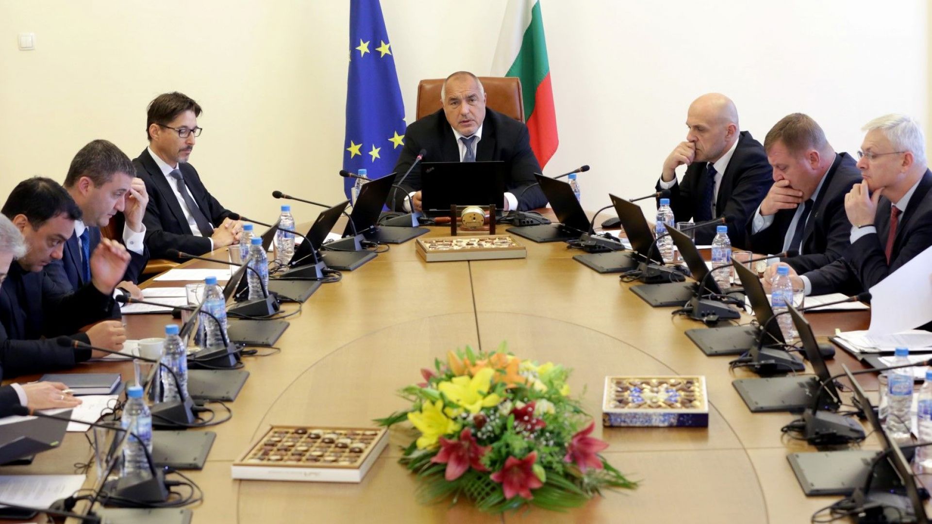 Правителството ще падне преди евроизборите макар че управляващите ще направят