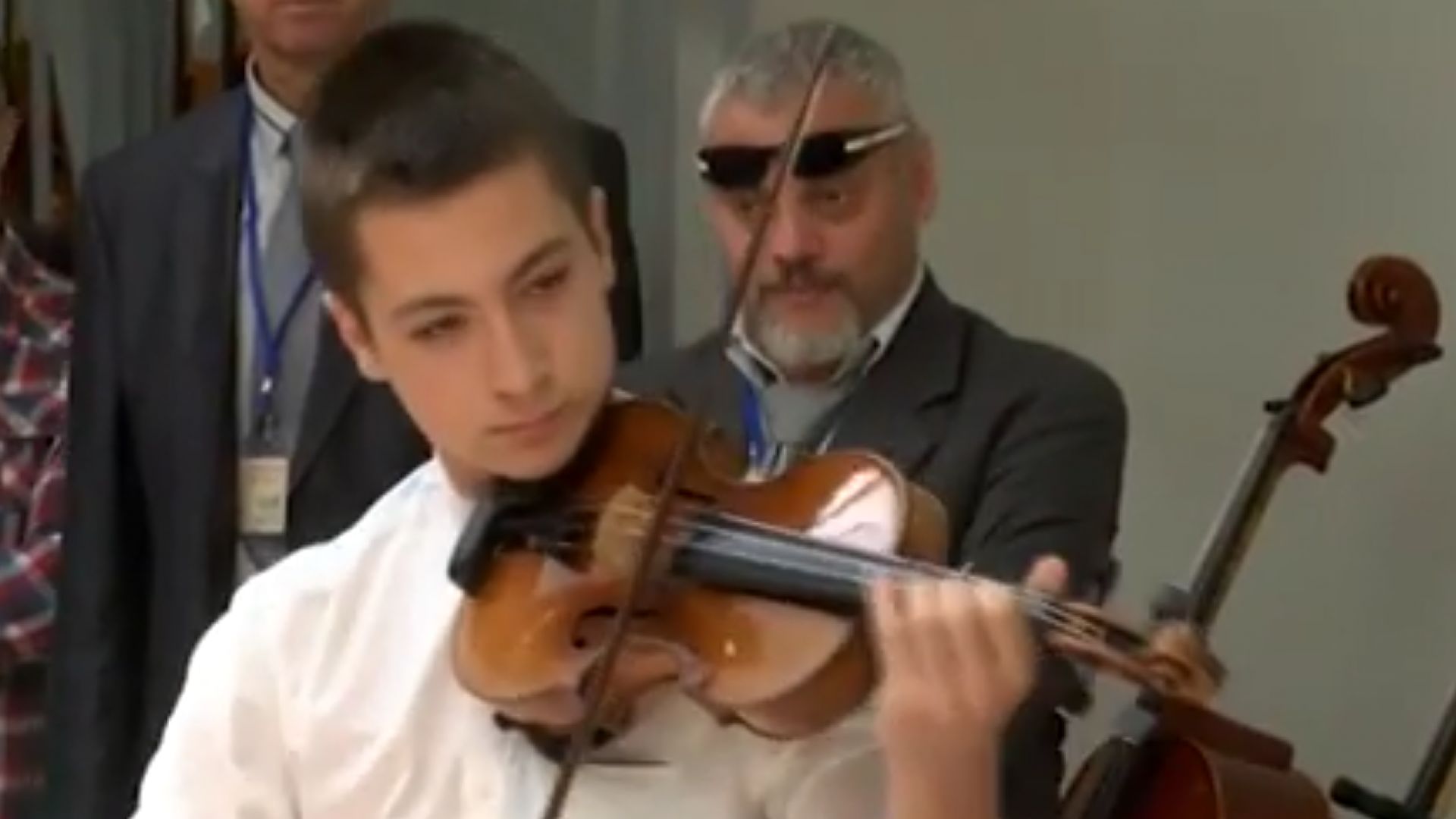 15-годишен свири на 300-годишна цигулка в Казанлък