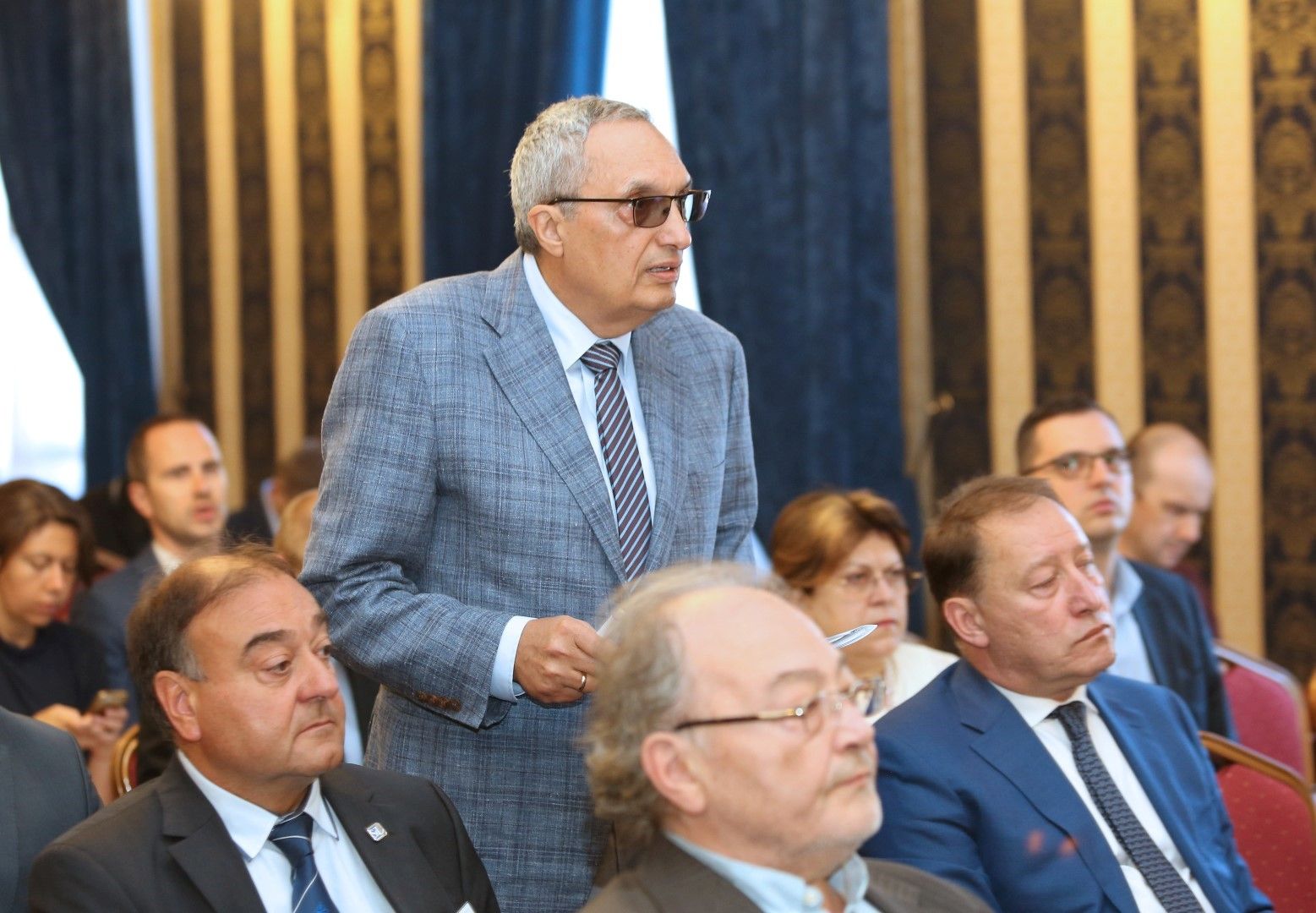Във форума осван Костов участва и бившият военен министър Ангел Найденов (вдясно))
