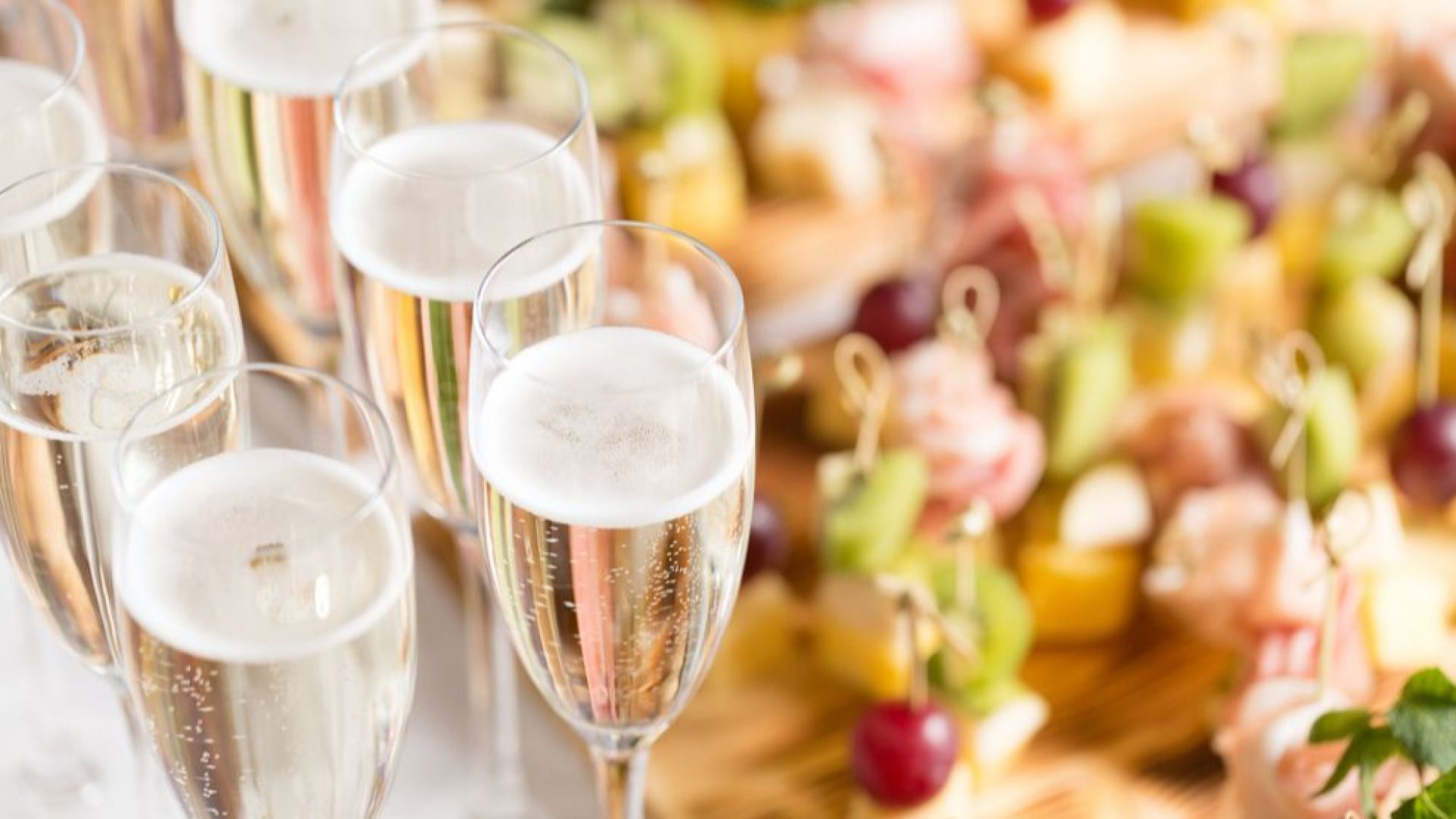 Руски експерти съветват дамите да не пият шампанско с начервени