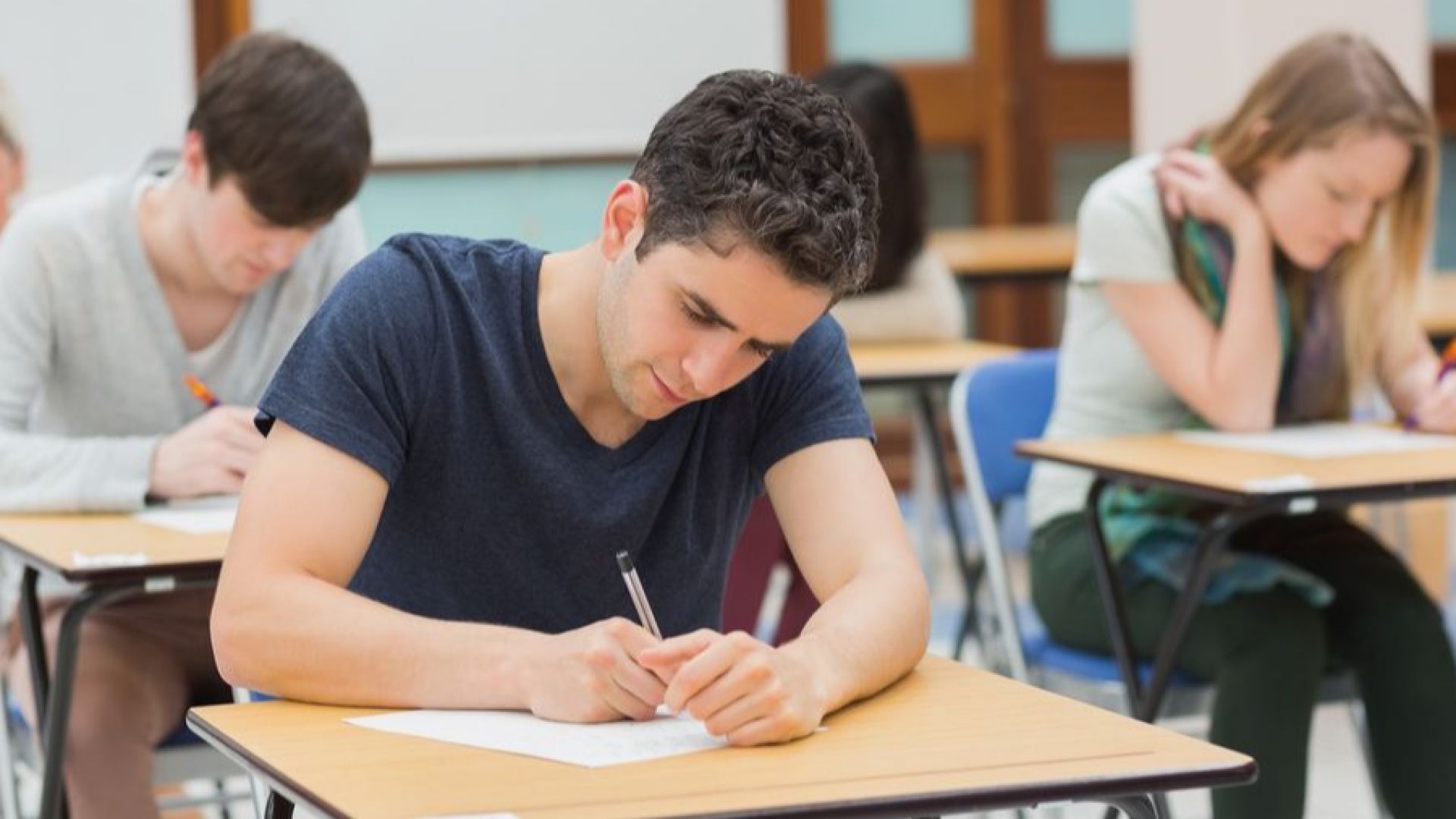 Средната оценка от държавния зрелостен изпит по български език и