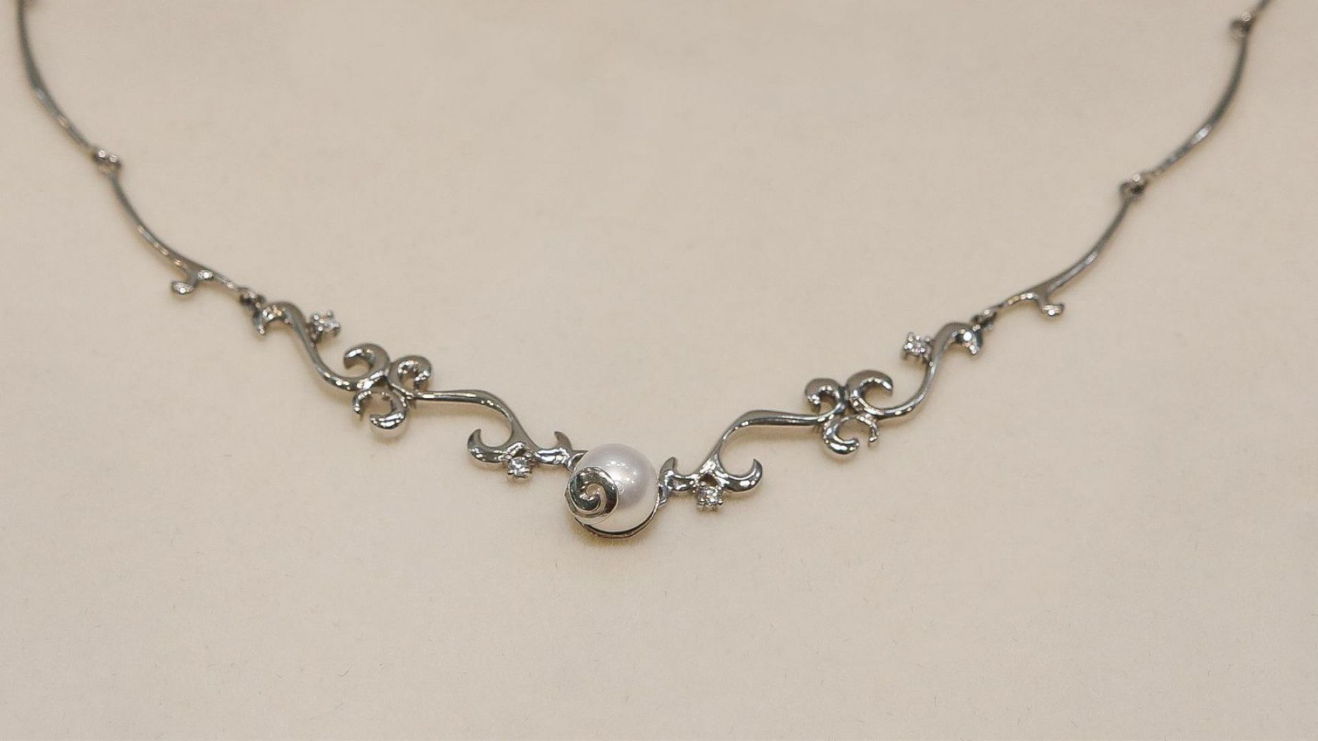 Колието за истински принцеси на Goto Jewellery and diamonds е ръчно изработено от бяло злато, перла и четири диаманта