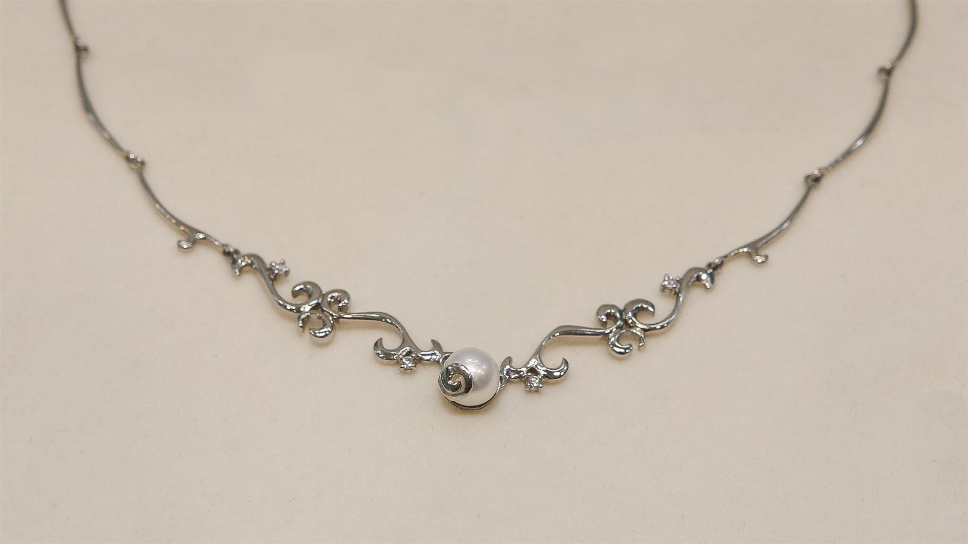 Колието за истински принцеси на Goto Jewellery and diamonds е ръчно изработено от бяло злато, перла и четири диаманта
