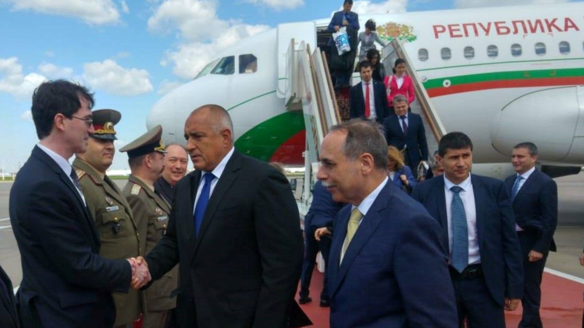Борисов пристигна в Москва, носи на Путин позлатена икона