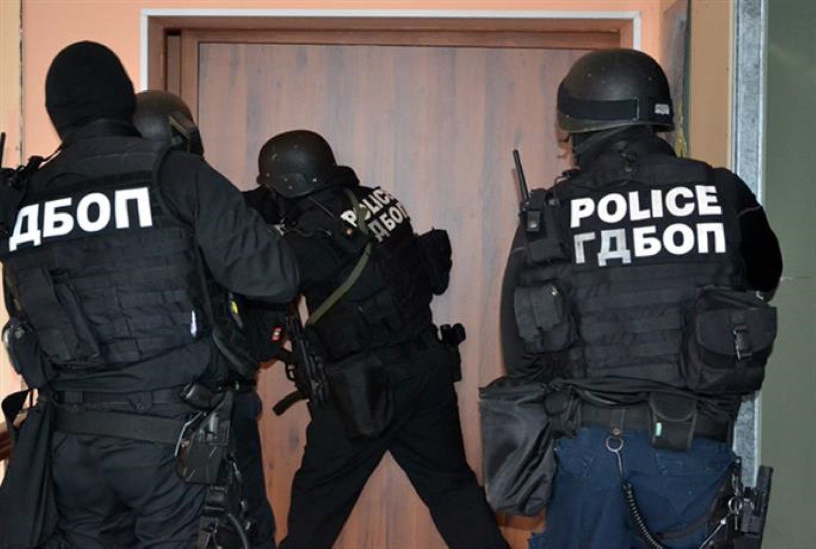 Шестима души са арестувани в България, а 11 - във Франция