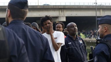 Полицията в Париж разчисти лагер със стотици мигранти (снимки и видео)