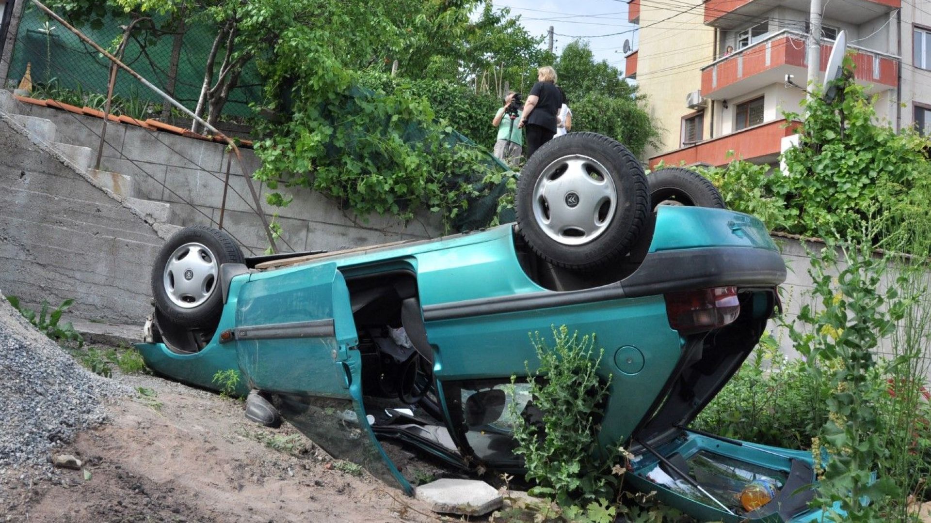 Шофьорка летя 3 метра, падна с колата по таван в двор 