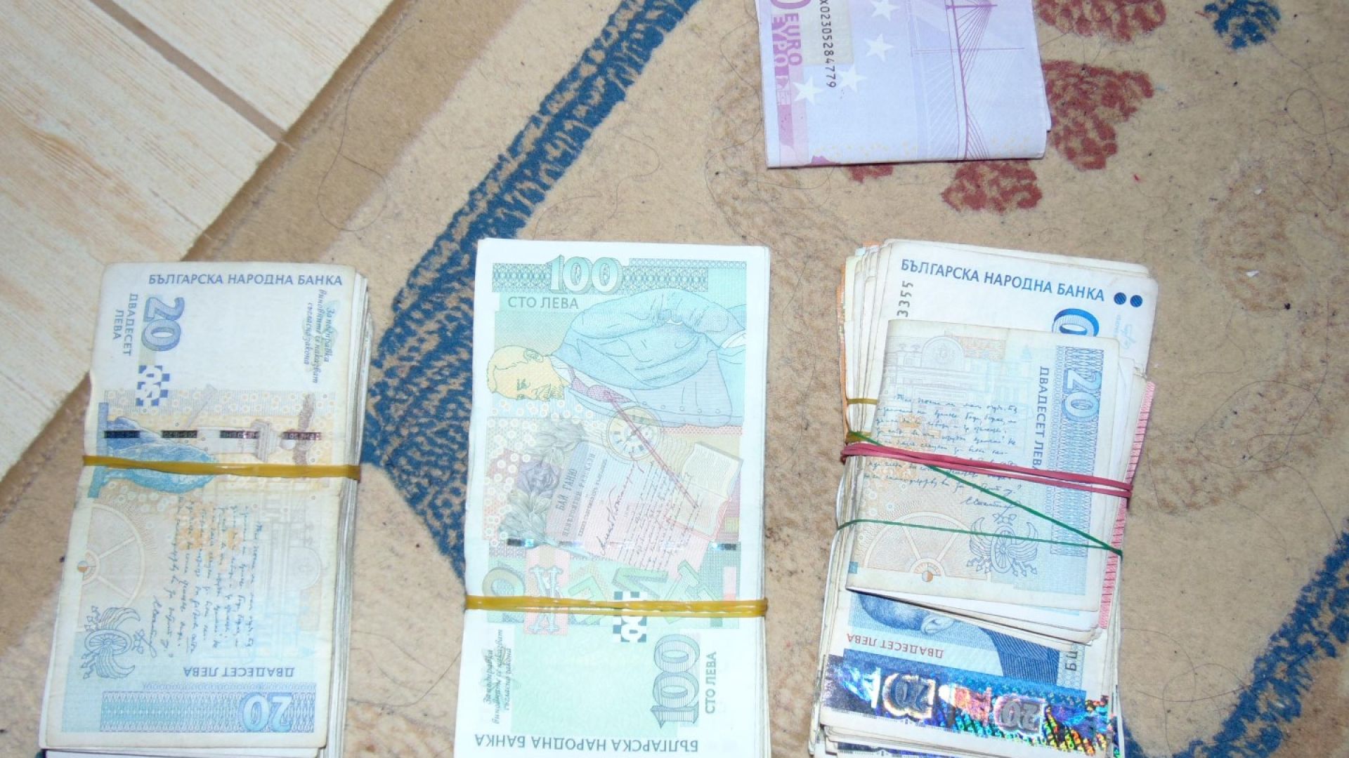 Две ефективни и две условни присъди получиха четирима телефонни измамници