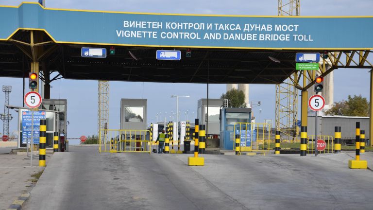 Cĸaндaлнo видeo от ГКПП Дунав мост-Русе при излизане от страната