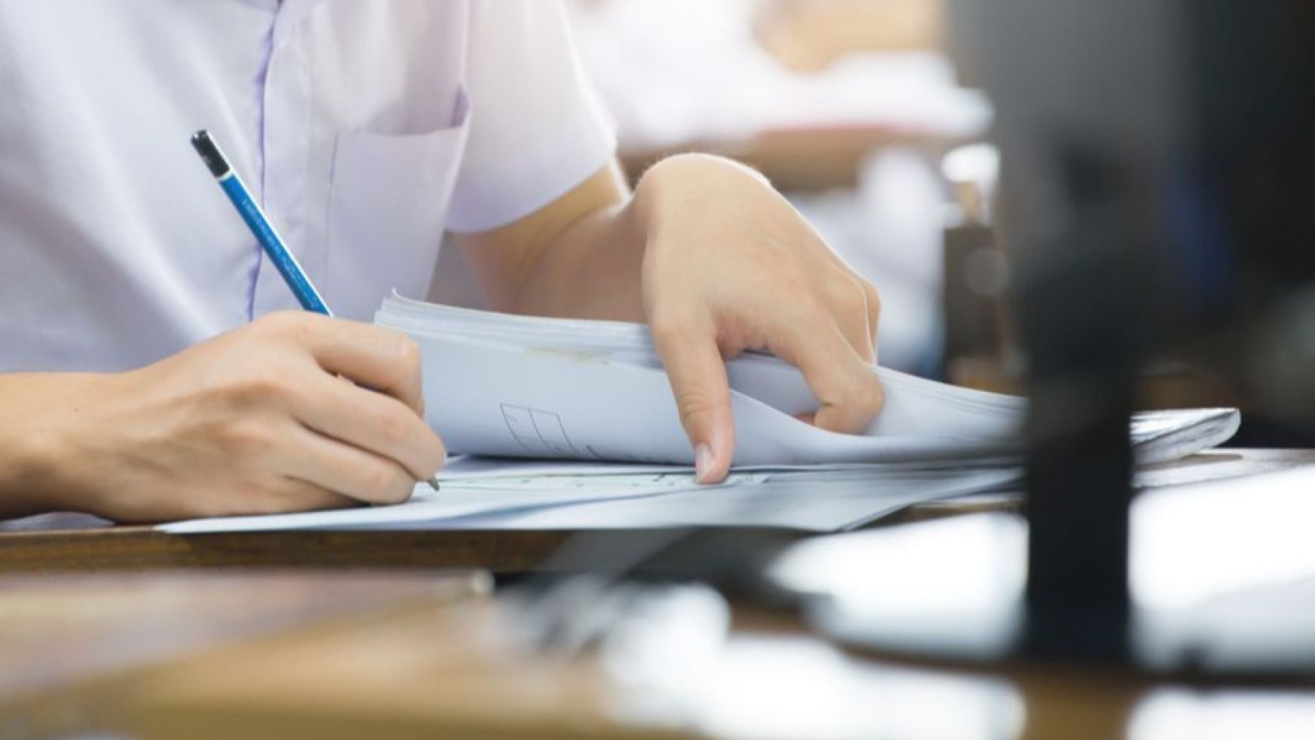 Общо 52 650 зрелостници са подали заявления за явяване днес