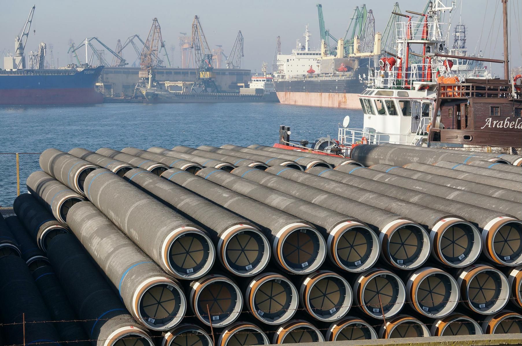 Тръби за газопровода "Южен поток" на варненското пристанище, декември 2014 г.
