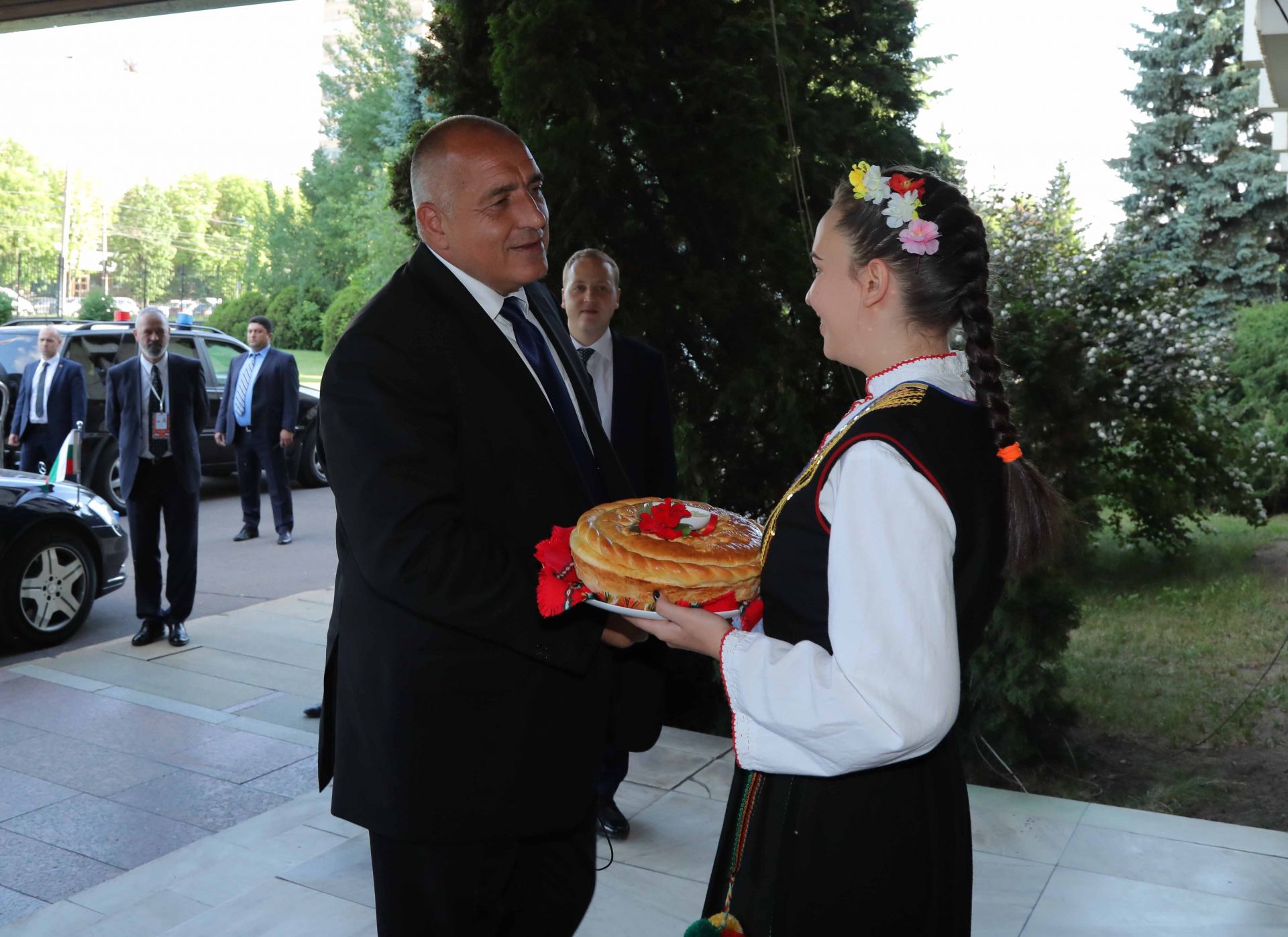 Борисов бе посрещнат по стар български обичай
