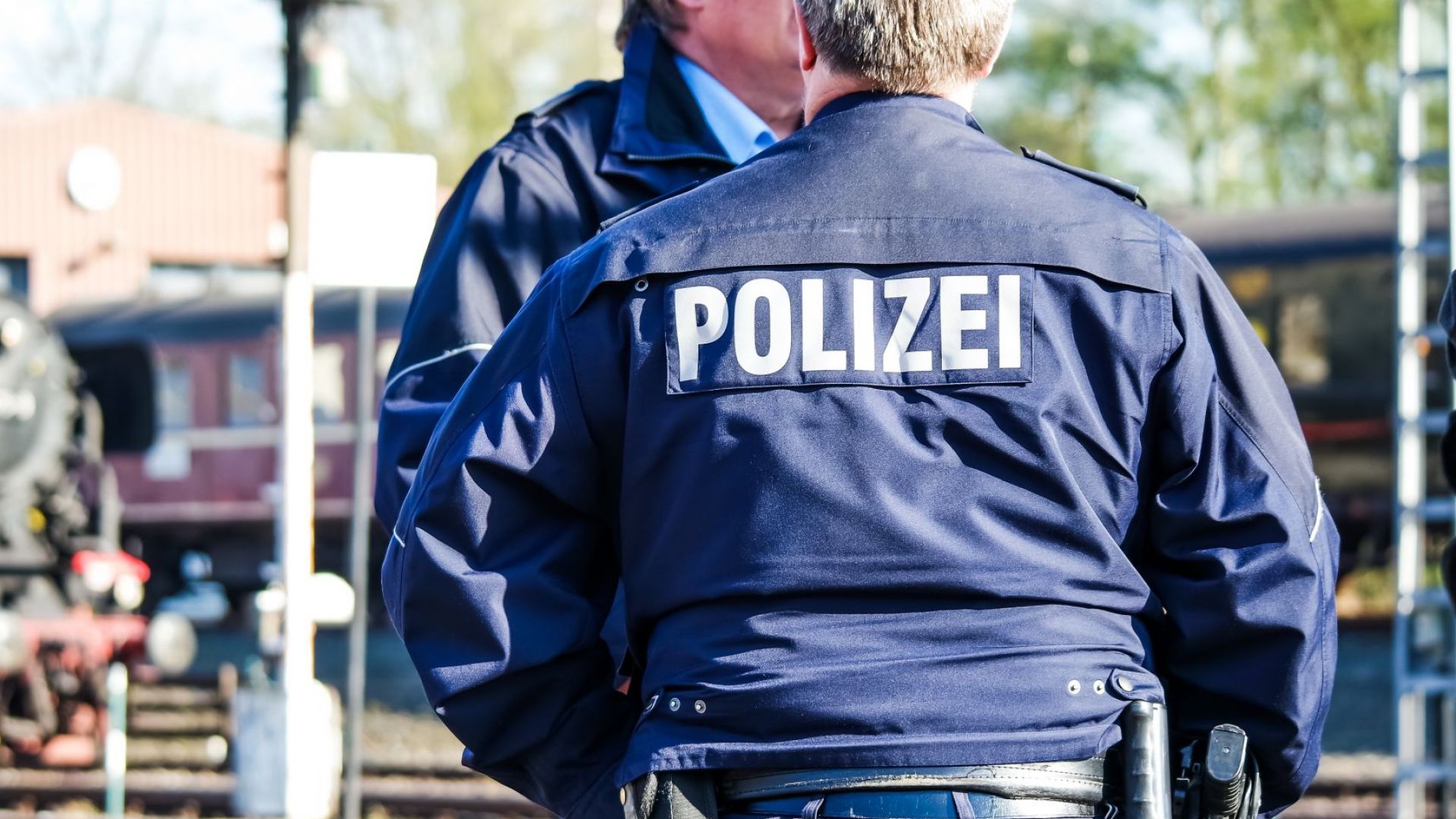 След групово изнасилване на 18-годишно момиче полицията в германския град