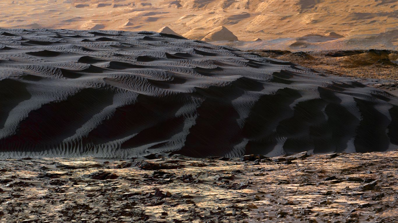 Черните дюни в подножието на планината Шарп