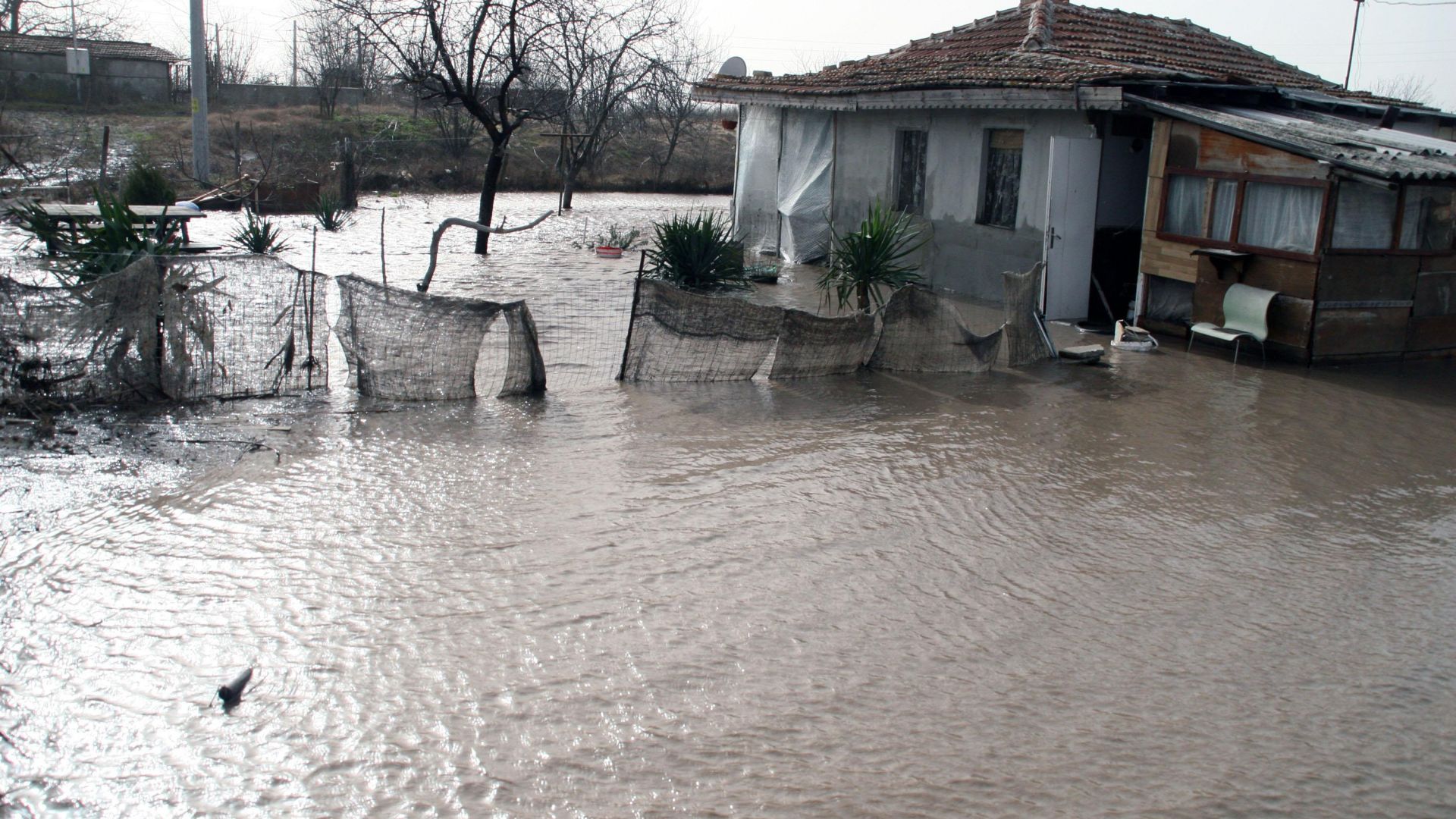 Наводнени къщи и села без ток след порои в Източна България